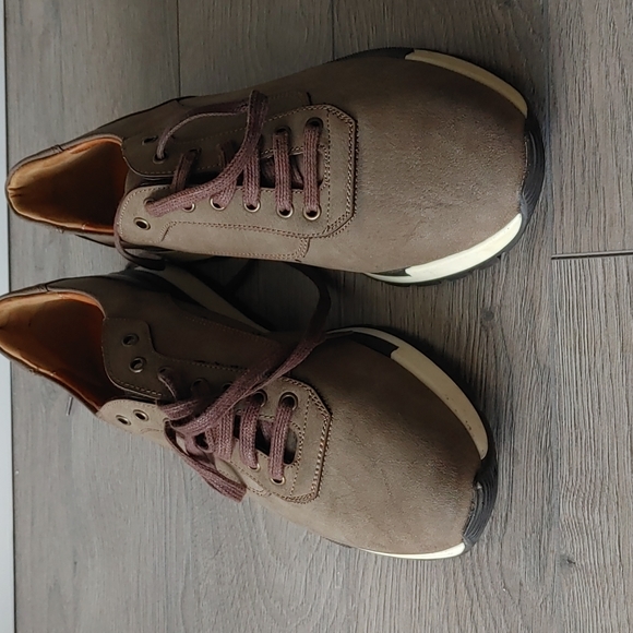 Hard shoes - Picture 2 of 4